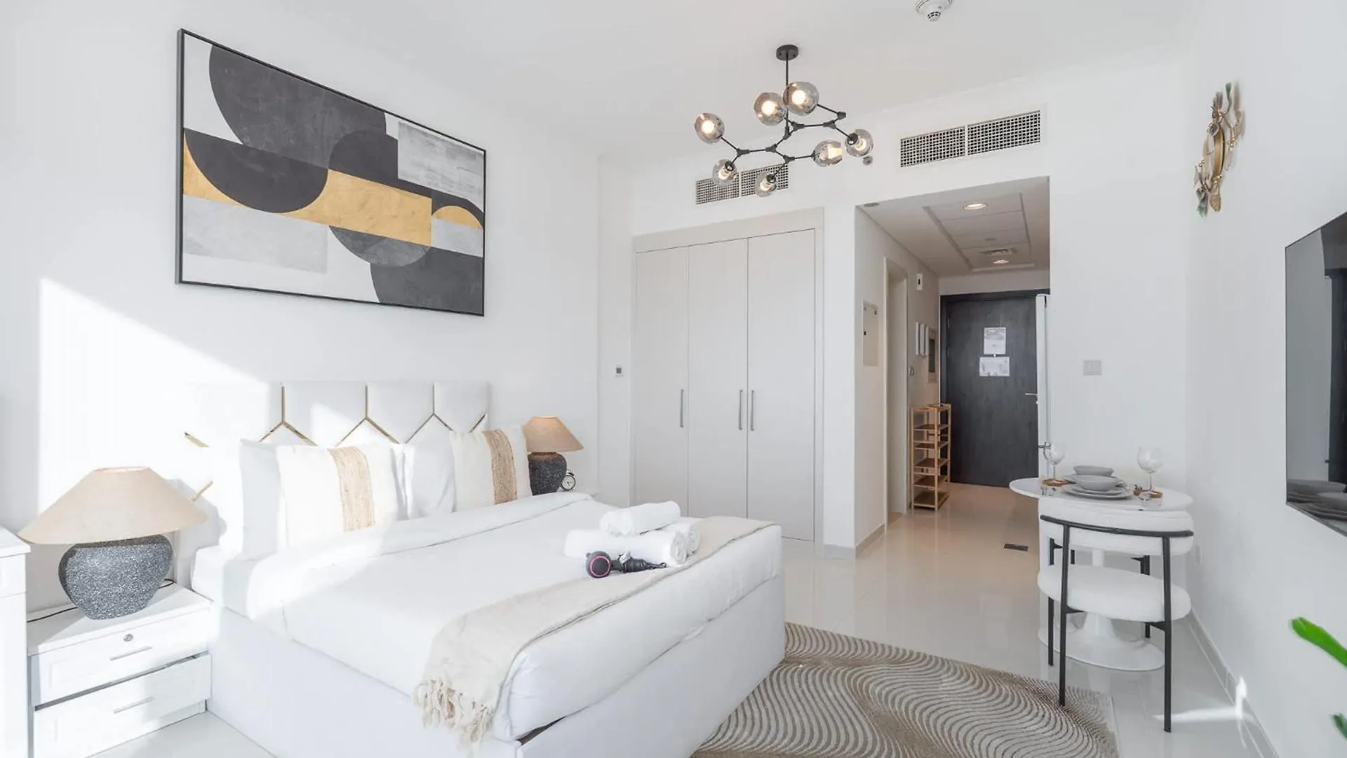 Beautifully Furnished Studio With Skyline Views Dubai 0*,