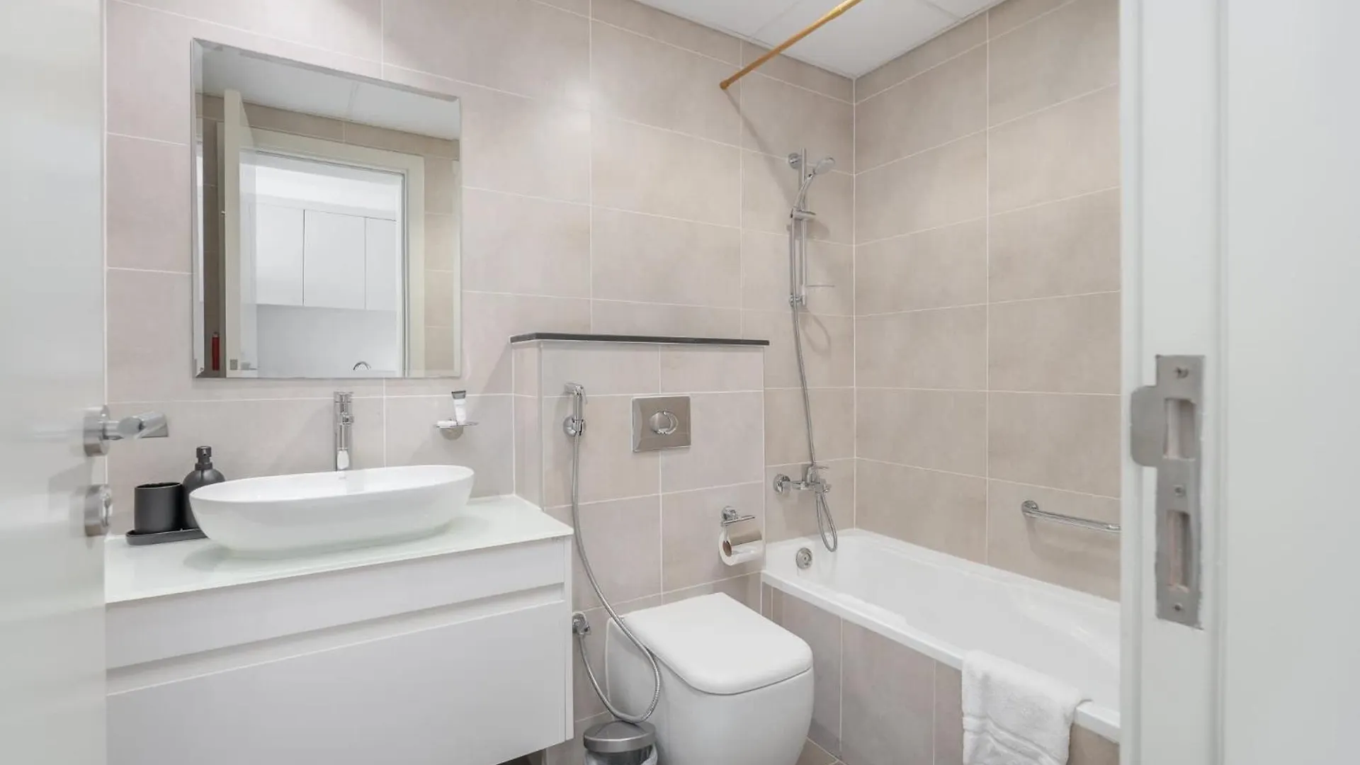 Beautifully Furnished Studio With Skyline Views Dubai Apartment