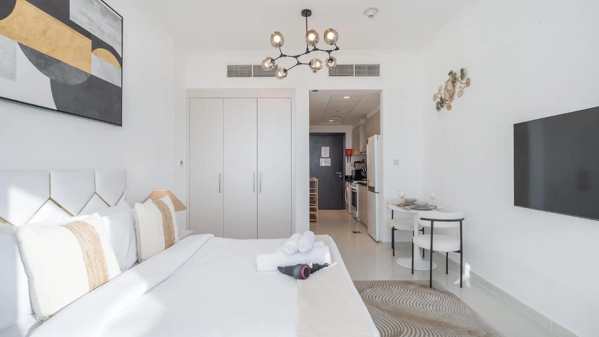 Beautifully Furnished Studio With Skyline Views Dubai 0*,